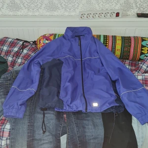 Dobsom jacka - 90tals jacka som kan stylas riktigt bra! användts många ggr sen förr! Köpt på second hand här i sverige helt fel fri! Den har två fickor där framme som kan stoppa en varsin hand i varsin ficka! Tunn jacka! Skriv till mig för intresse, frågor, bilder!💖