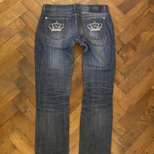 !INTRESSEKOLL! på mina victoria beckham jeans som är lite för stora på mig. (första 2 bilderna är lånade från förra ägaren) 🫶  midjemått: 43 cm rakt över jag är 160 så passar nog på någon som är 165cm+  använda fåtal gånger och inga defekter💖