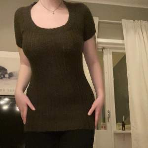 Väldigt kort stickad klänning som jag har använt som en lång tröja endast. Tycker den är så fin men har inte fått mer användning av den än typ två gånger 💔