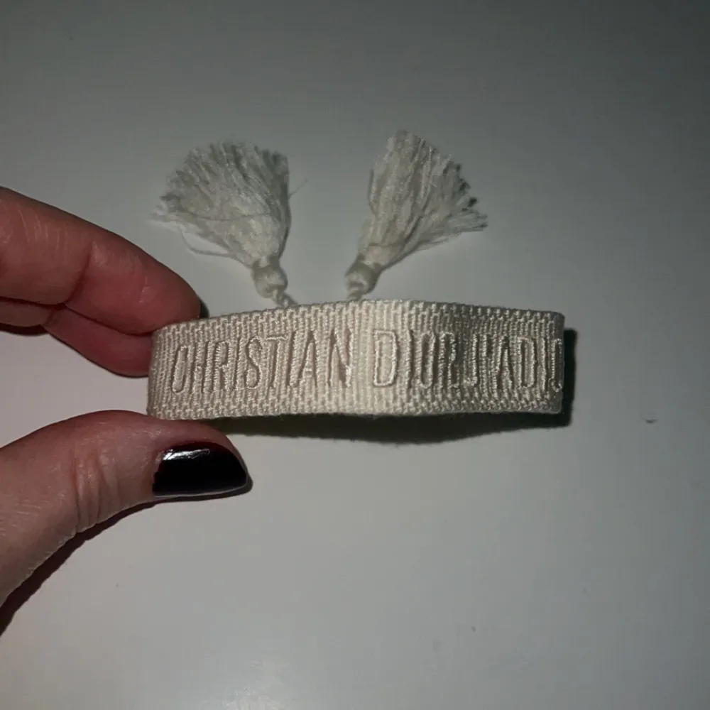 Fint Christian Dior armband, köpare betalar frakten.. Accessoarer.