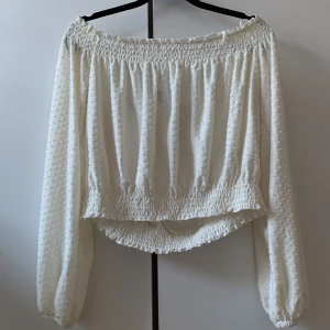 Vit blus  - Såå fin vit blus från H&M🤍 Perfekt till sommaren eller lite finare tillställningar🫶🏼 Helt ny! Strl L men mer som en M!