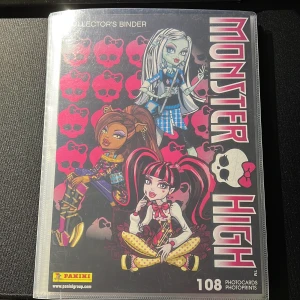 Monster High collector’s binder med Panini samlarkort - Från 2012 Mattel. Cirka 30 kort. Inget säljs separat! Fint skick!