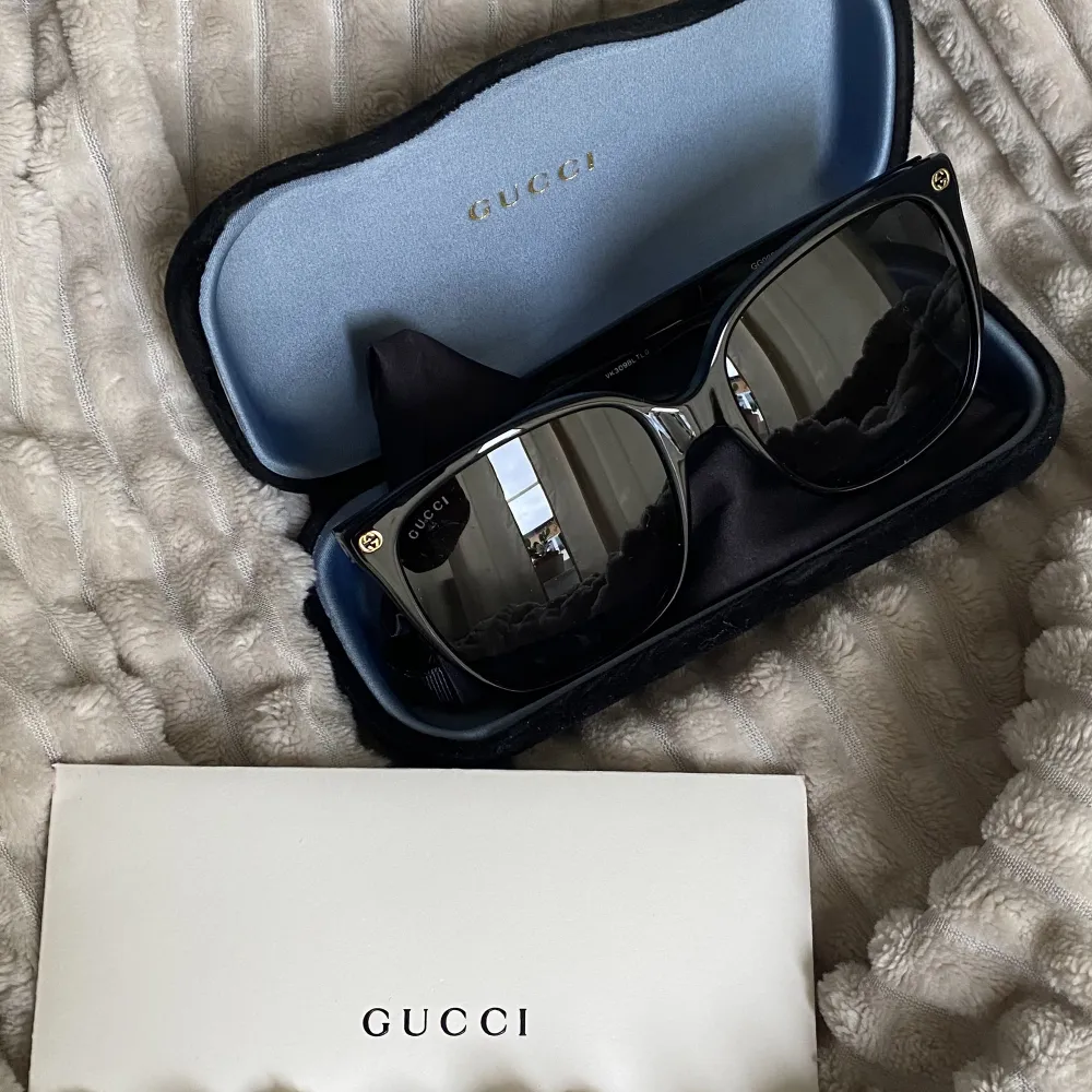 Helt oanvända solglasögon från Gucci, allt är kvar (dustbag, cleaning cloth, fodralet, certification). Fick i examenspresent men har för smalt ansikte.. Bågbredden är 142mm. Originalpris 2000kr. Asusteet.