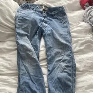 Levis Carpenter Jeans - modellen är loose straight. Använder inte längre för att de är för långa för mig och passar inte (jag är 165cm). Skriv privat om ni vill se den på. 