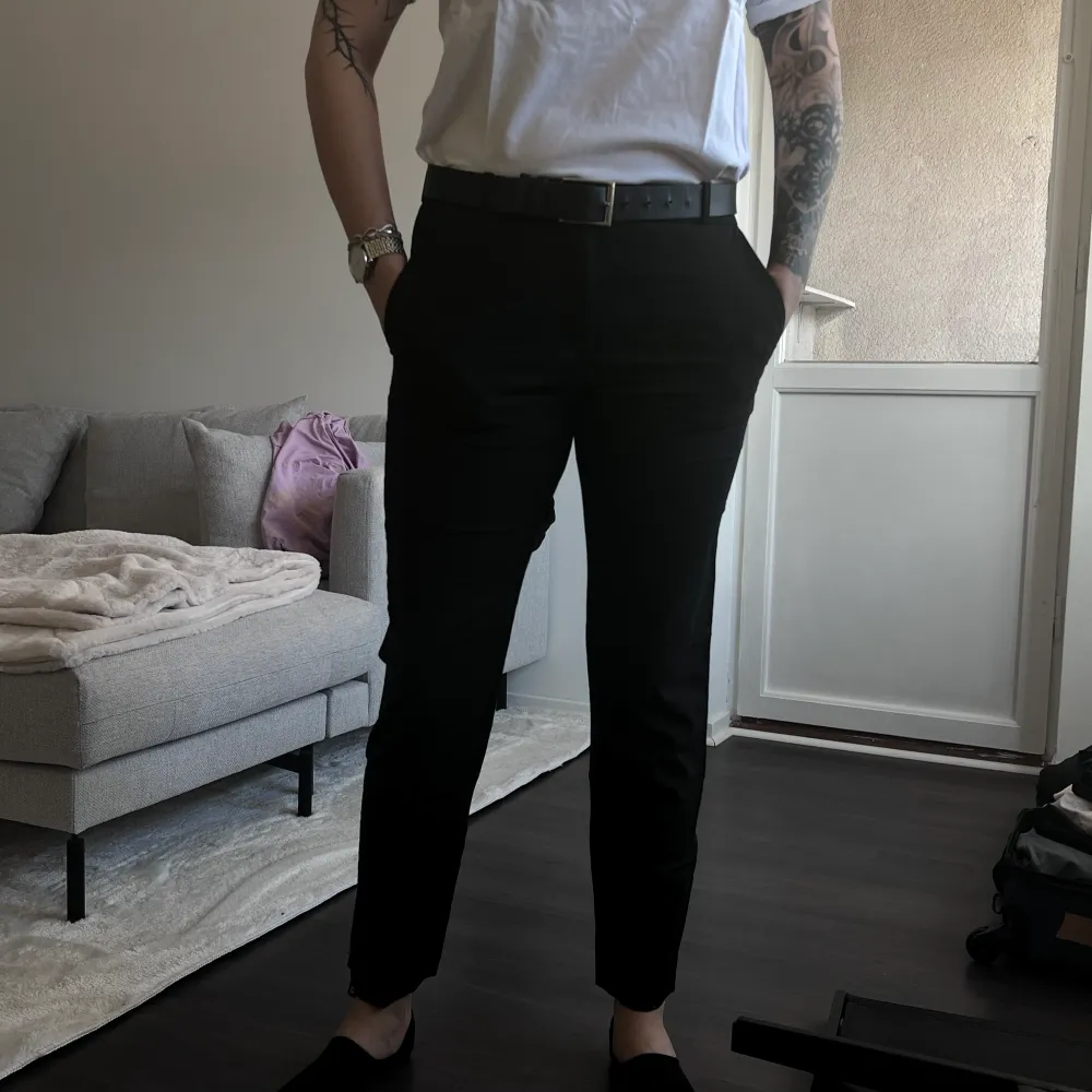 Helt nya och oanvända kostymbyxor från Hugo Boss.   Rensar ur min garderob inför våren 🌼. Kika och se om du ser något mer i min profil som du gillar så skickar jag med allt i samma paket! 🤩 . Jeans & Byxor.