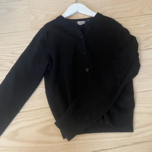 Kofta - Säljer en svart kofta från hm, i storlek XS💞Säljer då den inte kommer till så mycket användning längre! 