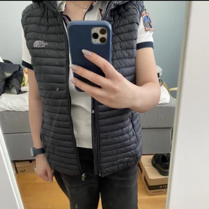 The North face väst - North väst jacka i gammal modell, står storlek 3XL men passar M bättre💞