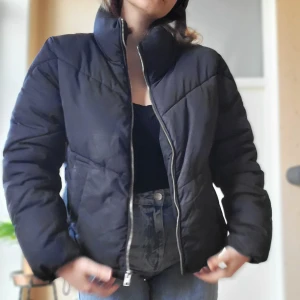Puffer jacket - Puffer jacket från hm. I storlek xs, passar bra på 36 (min storlek) och 34.