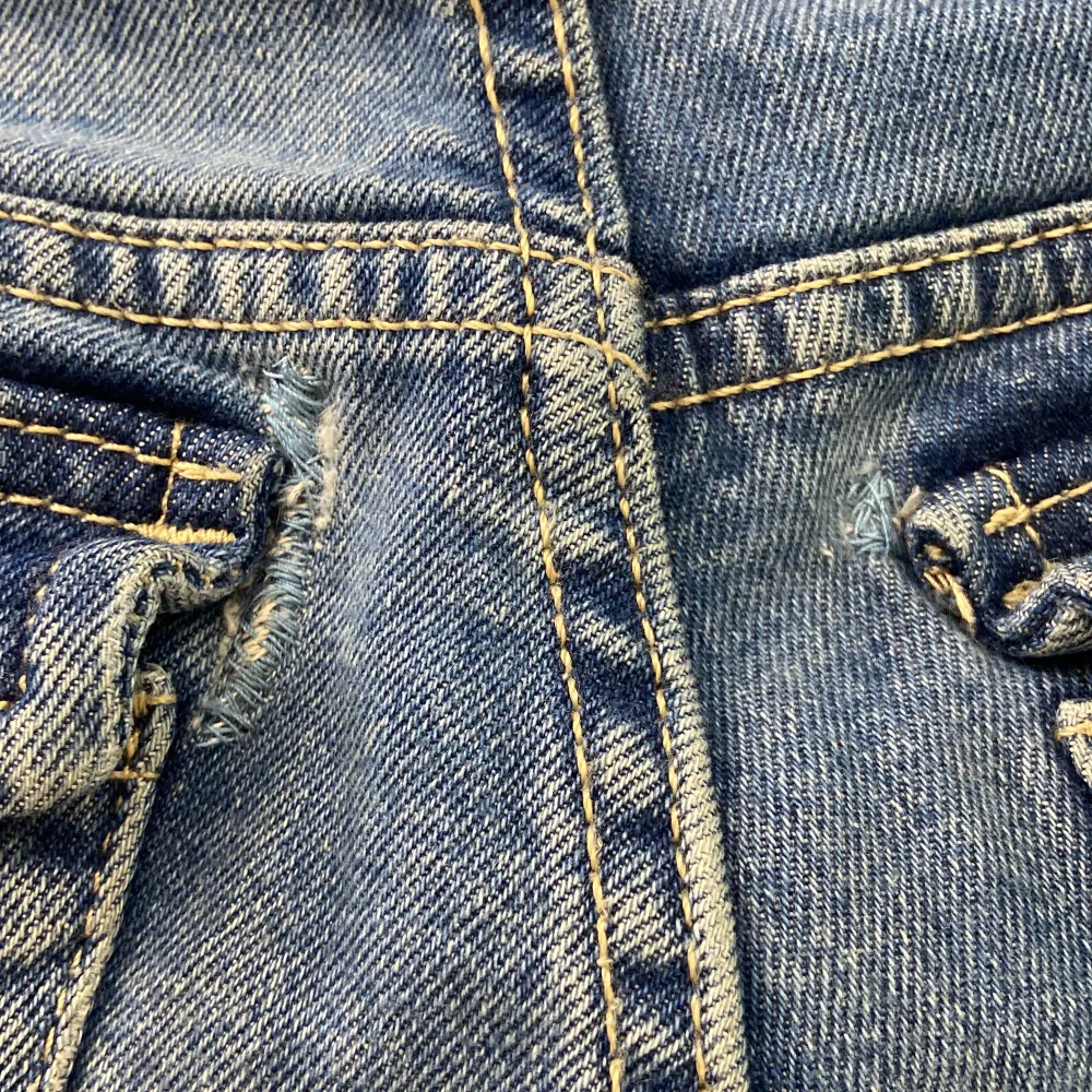 Jeans från H&M, bra skick förutom att det är sytt lite vid fickorna. Men helt ärligt så är det inget man tänker på! Slut i storlek 38 på H&Ms hemsida.  Köparen står för frakten🤍. Jeans & Byxor.