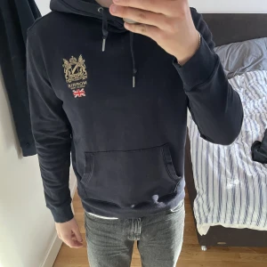 Morris hoodie  - Svart Morris hoodie i storlek L men passar M Nypris 1200kr