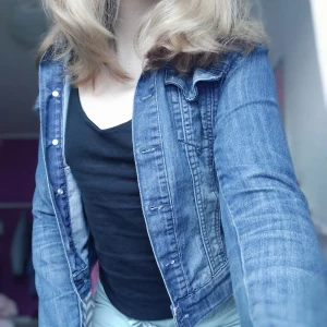 Jeansjacka  - Hej! Säljer min fina jeansjacka då den inte används och är lite för tigt. Den är i stl xs men jag skulle säga att den passar bra på någon med stl xxs med. Perfekt till våren/sommaren och i bra skick 💞 Hör av dig vid frågor eller funderingar! 💗