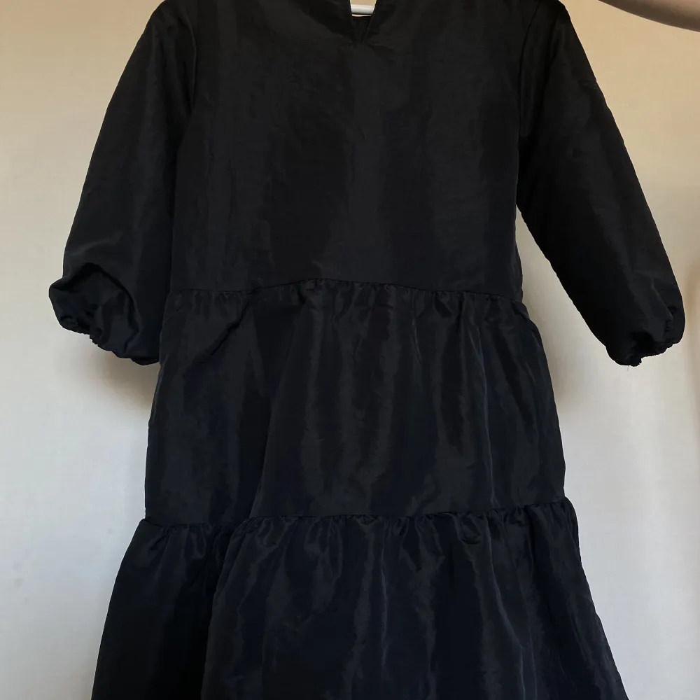 Fin sparsamt använd klänning från HM. Den är från barnavdelningen i storlek 170 men passar mig som är S-M. Den har 3/4 ärmar och ”volangig” kjol. . Klänningar.
