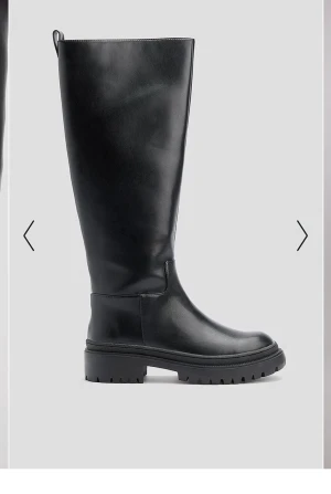 Boots - Svarta boots från nakd, användt ett fåtal gånger men ser ut som nya. Köpte för 899kr men säljer nu för 650kr, priset kan diskuteras.