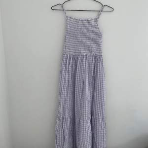 Säljer dennasuper fina lång klänning som passar perfekt till sommaren pga att den inte kommer till användning. Är använd 2 gånger, är som ny.💜