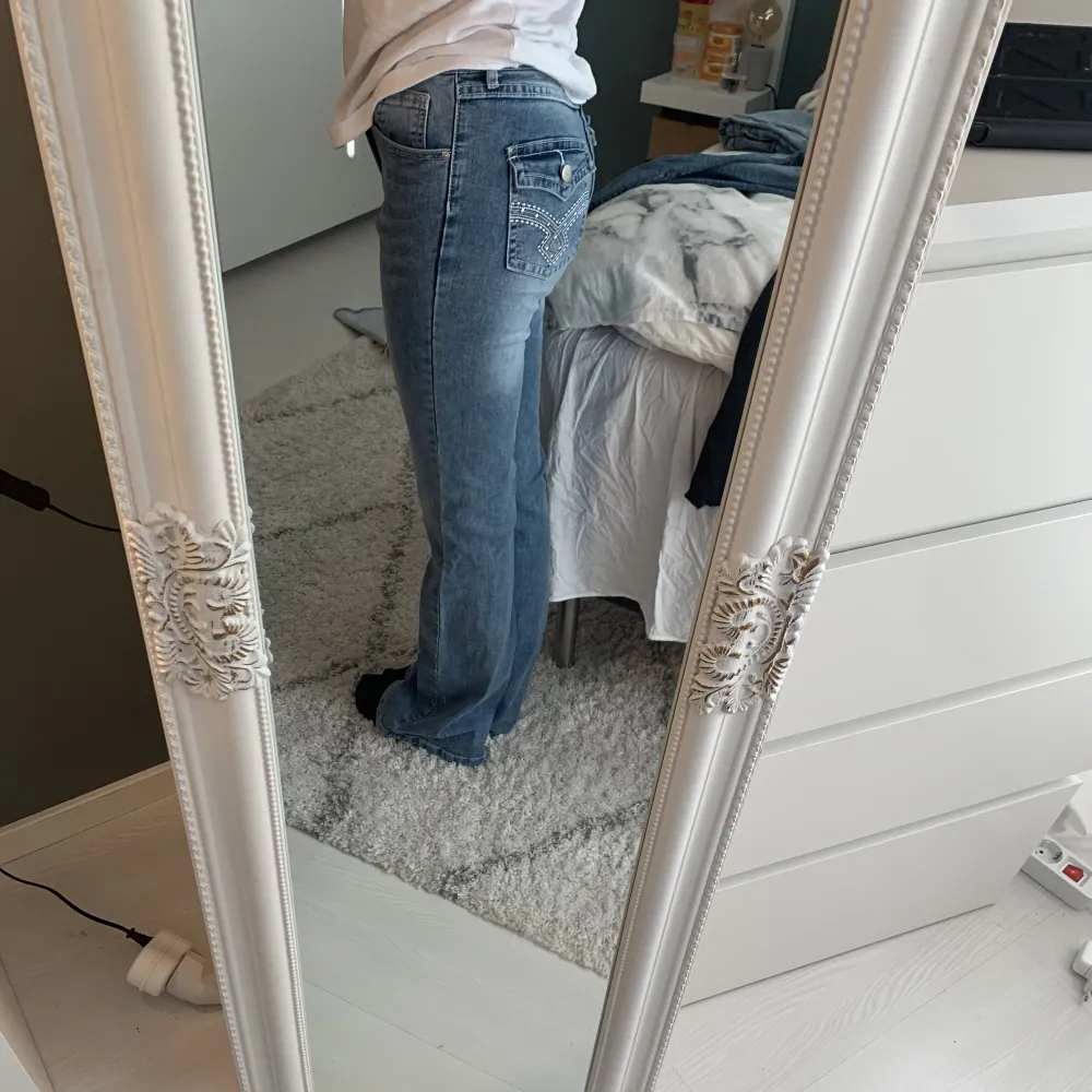 Jag säljer mina bootcut jeans från shein då jag inte änvänder dom. Dom är i nyskick!💗. Jeans & Byxor.