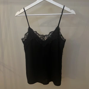 Svart linne från Zara - Superfint svart linne med spets från Zara i storlek S. Fint använt skick!