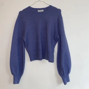 Stories tröja - Stickad ljusblå tröja med ballongärmar. 