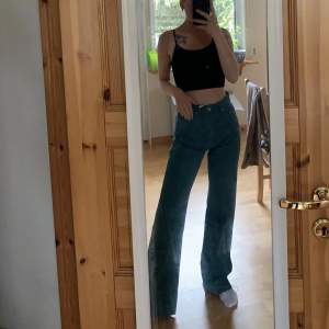 Mörkare gröna jeans från Gina Tricot i storlek 34. Köpta 2021 för 500 kr, använda fåtal gånger. Säljer pga passar mig inte längre men super snygga!😊