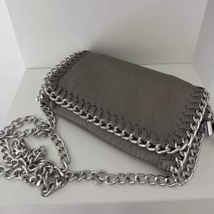Säljer denna våriga väska! Perfekt nu och super fin färg silver kedja som går att ta bort! Som ny!🤍TIAMO