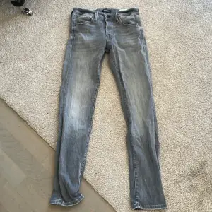 Ett par jeans från Jack and Jones använd fåtal gånger säljer för 500 plus frakt.
