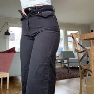 Vida petite Jeans  - Säljer dessa helt nya vida jeansen från Gina eftersom de är för små 🫶 de är i petite storlek! Skriv priv för fler frågor / bild🙌🏼