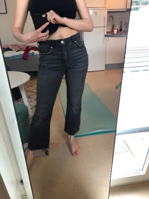 Jeans - As snygga svart/grå jeans från Gina! 