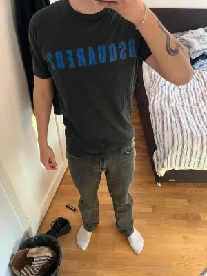 Dsquared T-shirt  - En svart Dsquared T-shirt i storlek L (små i storleken) Nypris 2099kr Trycket är lite sprucket tyvär därav det billiga priset