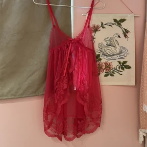 Neon rosa negligé - Neon rosa negligé som jag aldrig använt. Passar storlek xs upp till l och när inga defekter varav jag sätt. Bra kvalité och himla söt! Hör av dig vid intresse eller klicka på ”köp nu” <3