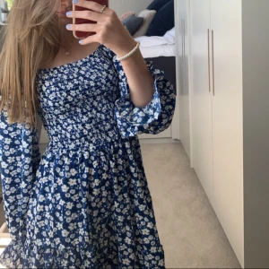 Klänning - Säljer denna somriga klänning. Klänningen är ifrån shein. Den är använd några få gången. Den går ner till knäna o har ett fladdrigt skönt material. Bra skick och inga skador!!