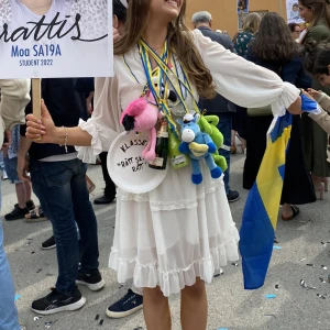 Studentklänning - Säljer min jättefina studentklänning jag köpt från något danskt företag på Instagram. Den är medellång och öppen i ryggen med långa see-through ärmar och volanger. Finns några fläckar från min bus som man kan se på tredje bilden men inget som syns🤍