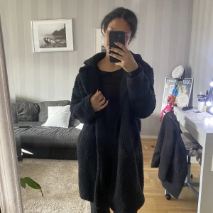 Svart teddykappa  - Jättefin svart kappa i teddymaterial. Köpt från Lager 157