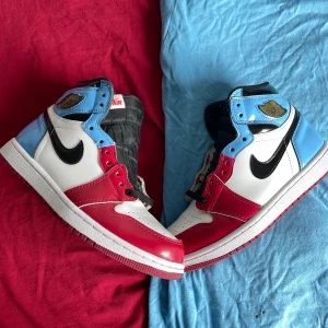 Jordan 1 high Fearless - Jordan 1 fearless 🟦🟥 skick: 7/10 👟 (lite heeldrag) Box och vita laces finns 📦 Äkta men kvitto finns tyvärr ej. Kan både frakta och mötas upp! 🚚