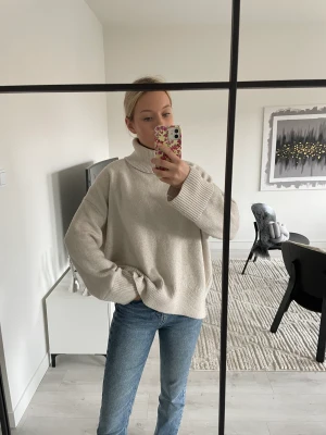 Tjocktröja  - Säljer denna härliga och välanvända tjocktröja från HM i storlek XS. Något nopprig men går lätt att fixa med en nopprare eller rakhyvel (bara jag som är för lat🙈)   Kontakta gärna vid fler frågor! 