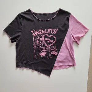 Magtröja med Anime Manga Tryck - Kort magtröja med ett anime tryck. I fint begagnat skick.