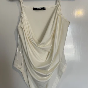 Festlig vit volang tröja  - Jättefin tröja att ha till fest, bra skick, bra kvalite