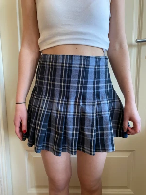 Volang kjol - Blå mönstrad kjol från Weekday i storlek 36. Använd fåtal gånger, nyskick