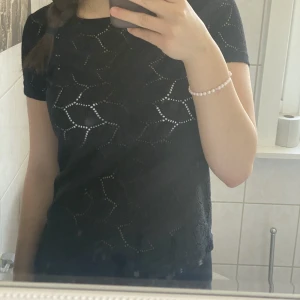 Svart tröja - Svart tröja med ihåliga mönster av blad. I nyskick! Köpt på Vera Moda. I storlek XS.