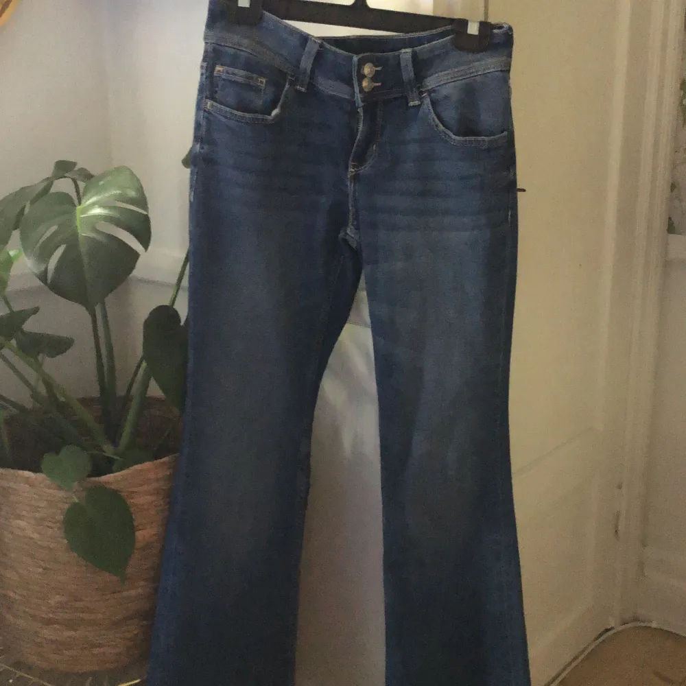 Säljer dessa fina jeans från hm pga att de är för korta för mig och de kommer aldrig till andvändning. Prislapparna är även kvar:). Jeans & Byxor.