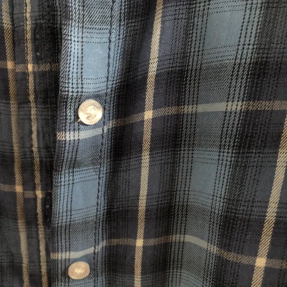 Blårutig skjorta från hampton republic, bra skick, bomull. Med tillhörande knappar.. Skjortor.