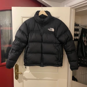 The north face jacka  - En the north face dunjacka nästan oanvänd och är helt som ny. Nypris är ca 3500kr. Storlek M Skriv för mer bilder  