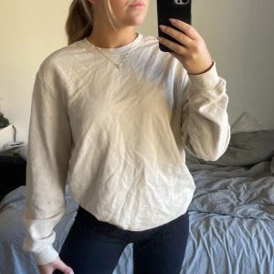 Beige Sweatshirt H&M - En lätt oversized beige sweatshirt i storlek s från herravdelning på H&M, knappt använd
