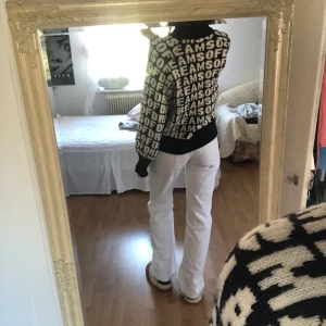 Stickad tröja ifrån hm - Säljer den här jättemysiga, coola stickade tröjan ifrån hm. Den är i ett tjockt stickat material som är jättemjukt och den dticks inte💞