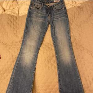 Supersnygga bootcut jeans från crocker, köpta här på plick ❤️ köpare står för frakt ❤️bilderna är lånade från den förra säljaren❤️