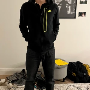 Nike tech glorious gangsta och Armani  - En är medium och dom andra två är small köp en för 800 eller alla tre för 1800 