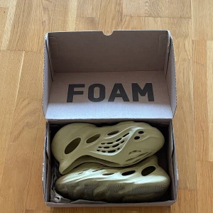 YEEZY - YEEZY foam runners strl 38. men sitter som 37 1/2 lite mindre alltså öppen för bud från 1500 
