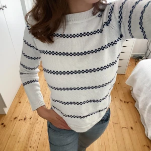Stickad tröja - Säljer denna blå/vit randiga tröja. Storlek S. Skriv för fler bilder!😘