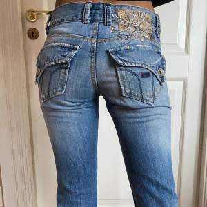 Säljer mina så galet snygga jeans från miss sixty. Köpta från humana men säljer då de inte passar mig längre💘 Det är min kompis på bilderna och hon är 164 men passar även mig i längden som är 170