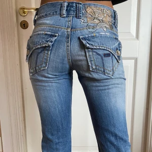 MISS SIXTY JEANS - Säljer mina så galet snygga jeans från miss sixty. Köpta från humana men säljer då de inte passar mig längre💘 Det är min kompis på bilderna och hon är 164 men passar även mig i längden som är 170