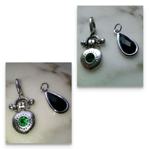 Två silverfärgade hängen/berlocker till halsband - Ytan på det större hänget är lite ojämn (det ser ut som att något lager "färg" lossnat på vissa ställen) men det stör inte då designen är lite oregelbunden och rustik, och så fin 💚 Den är 3,5 cm. - Det svarta hänget är sålt - 