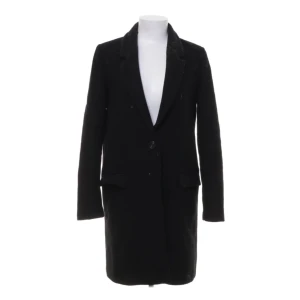 Kappa - Kappa ifrån Sellpy. Går ner till knäna. Den är i storlek m fast skulle säga att de är en mer s och passar både xs,s och m. Jag själv har s/m i jackor och den passar mig perfekt. 